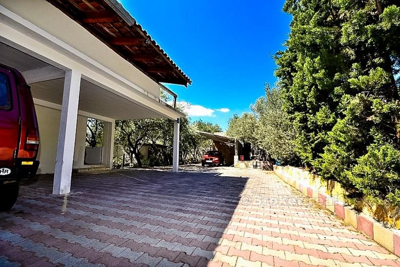 3 separate bygninger