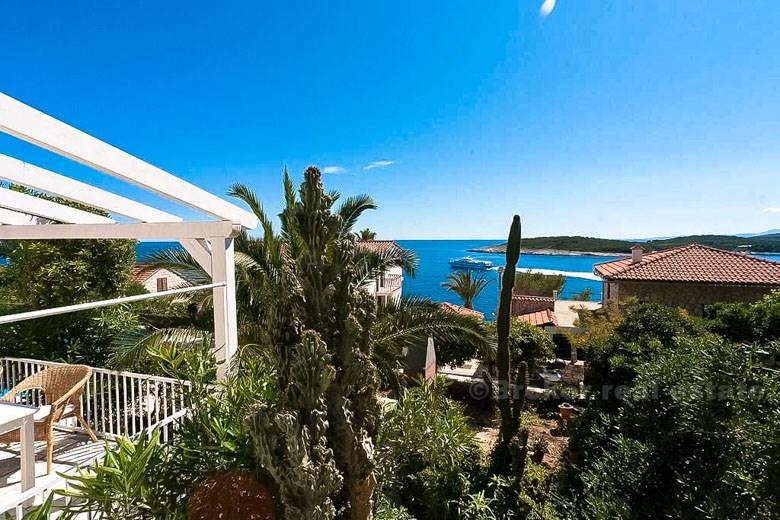 Casa in pietra con sorprendente vista sul mare, per la vendita