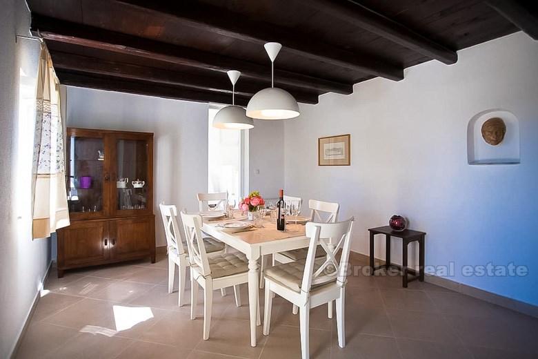 Casa in pietra con sorprendente vista sul mare, per la vendita