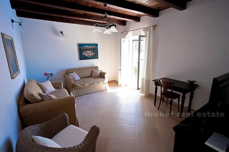 Casa in pietra con sorprendente vista sul mare, per la vendita