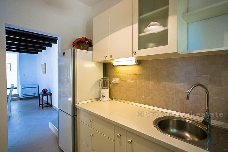 Casa in pietra con sorprendente vista sul mare, per la vendita