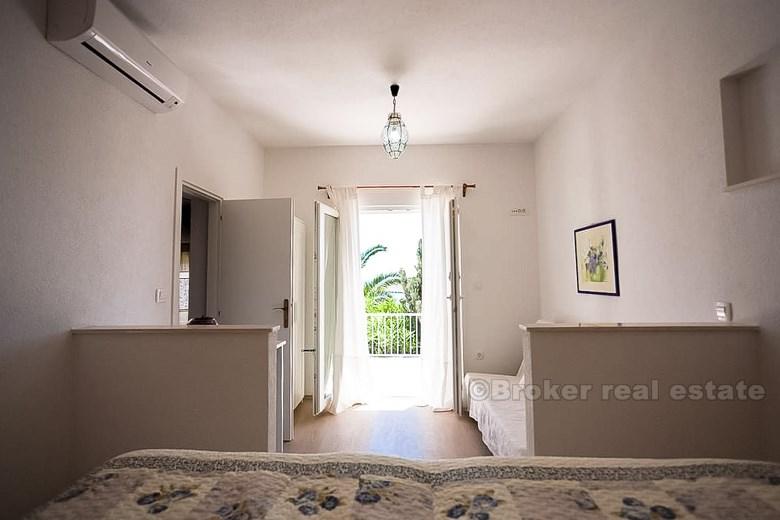 Maison en pierre avec vue imprenable sur la mer, à vendre