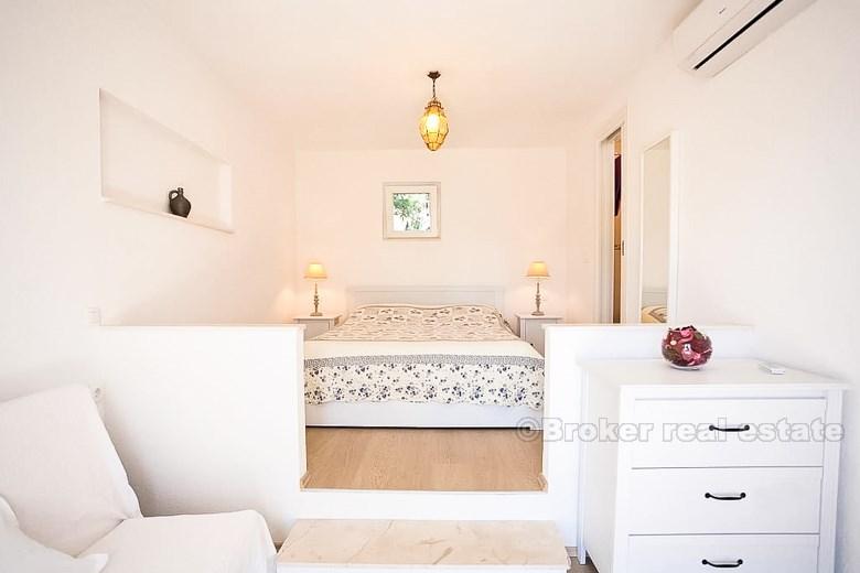 Casa in pietra con sorprendente vista sul mare, per la vendita
