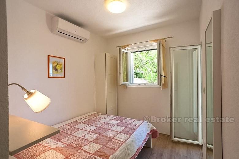 Casa in pietra con sorprendente vista sul mare, per la vendita