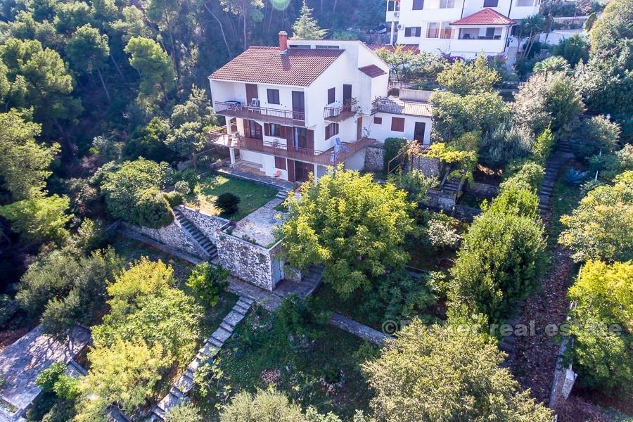 Расположенный в красивом и тихом районе у соснового леса.