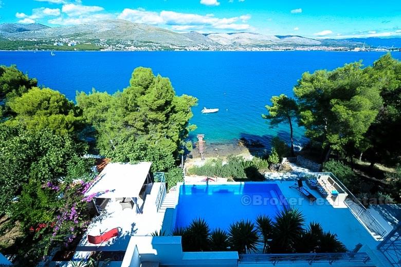 Villa in first row to the sea