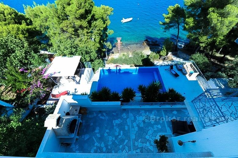 Villa in first row to the sea