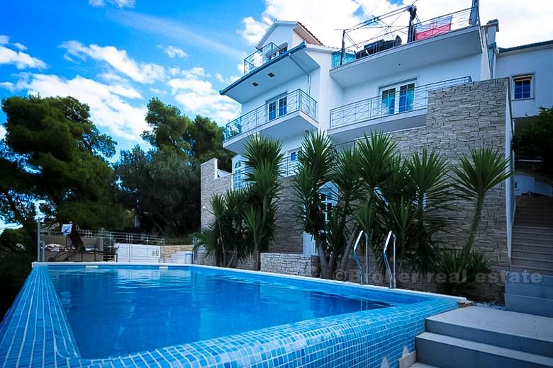 Villa in first row to the sea