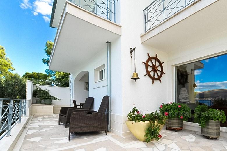 Villa in first row to the sea