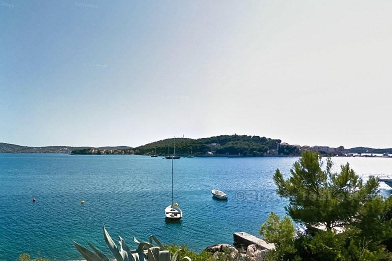 Edificio moderno con cinque appartamenti