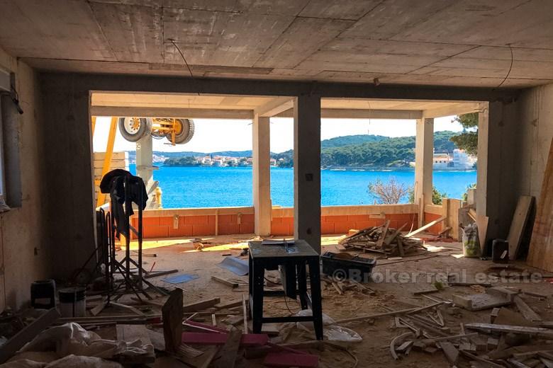 Edificio moderno con cinque appartamenti