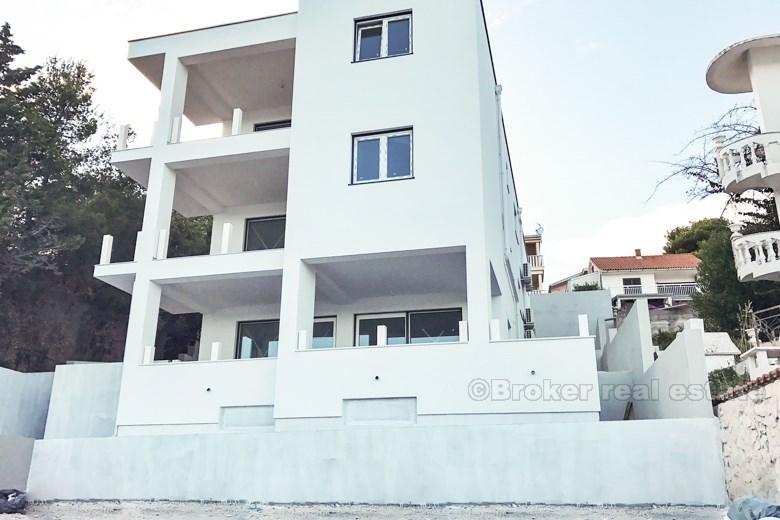 Bâtiment moderne avec cinq appartements