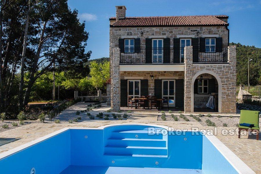 Kamenný dům s výhledem na moře