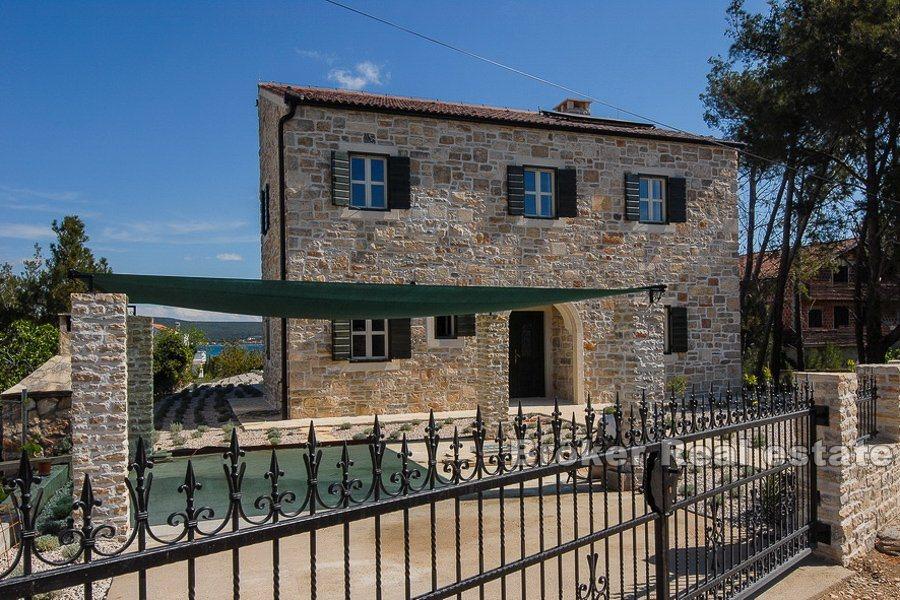 Stone house with sea view, for sale