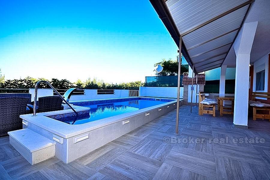 Apartmanska kuća, 2. red do mora, na prodaju