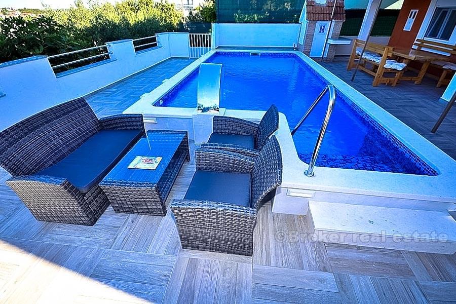 Apartmanska kuća, 2. red do mora, na prodaju