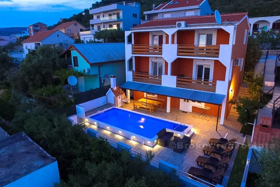 Apartmanska kuća, 2. red do mora, na prodaju