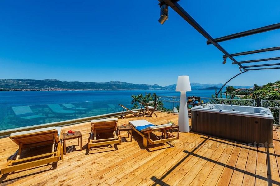 Вилла на берегу моря, на 2 этажах, для продажи