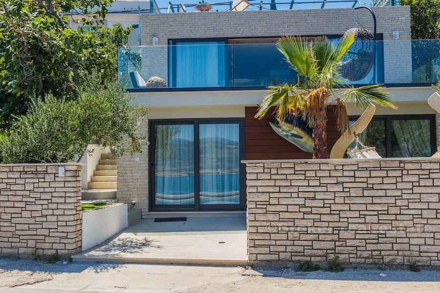 Villa vicino al mare, su 2 piani, in vendita