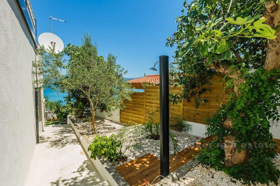 Вилла на берегу моря, на 2 этажах, для продажи
