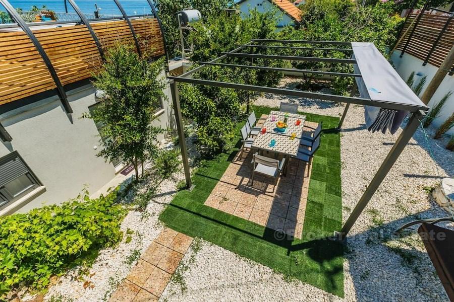 Вилла на берегу моря, на 2 этажах, для продажи
