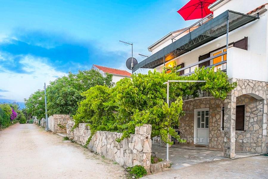 Hus med 4 lägenheter, till salu