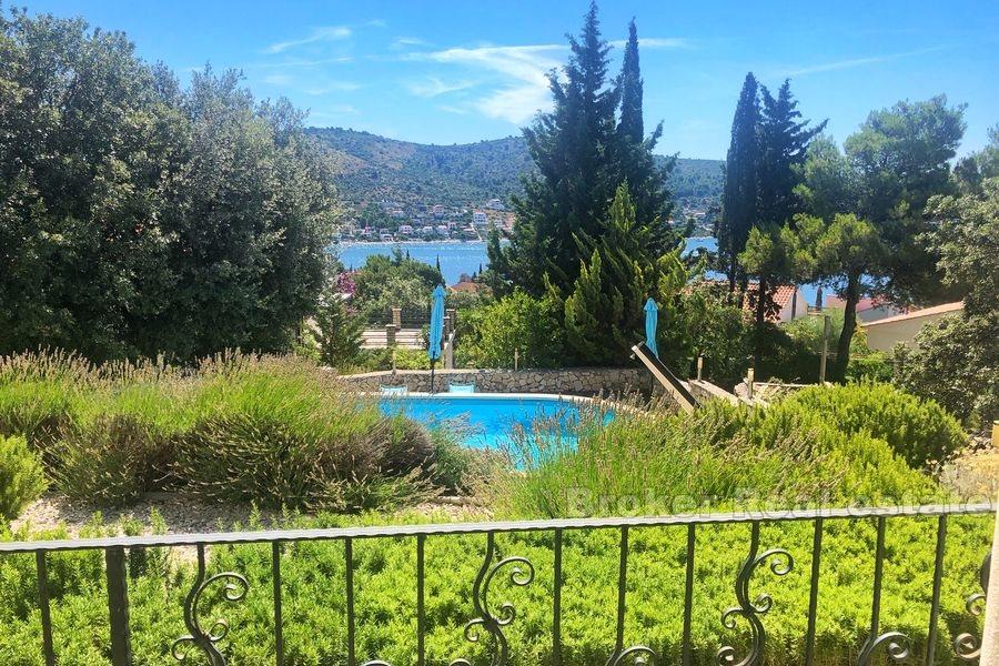 Appartement meublé avec piscine, à vendre