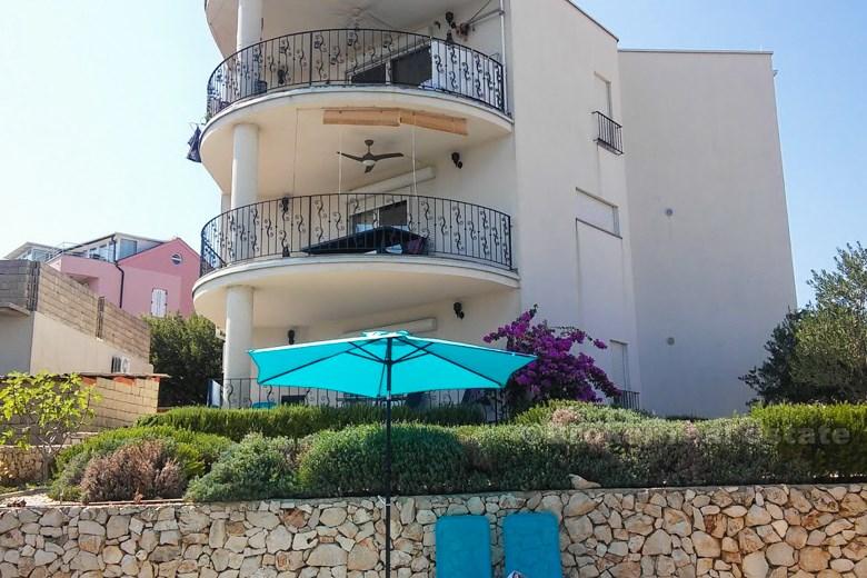 Furnished apartment with pool, for sale