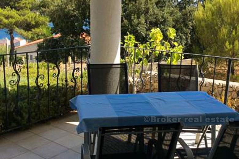 Umeblowany apartament z basenem, na sprzedaż