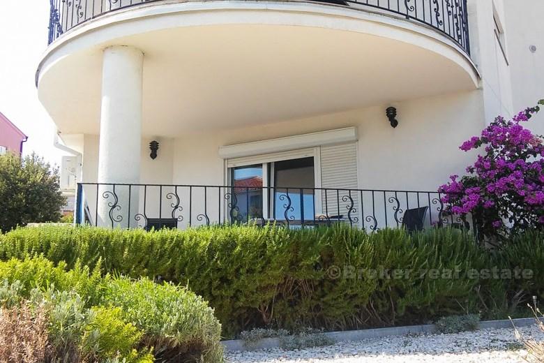 Umeblowany apartament z basenem, na sprzedaż