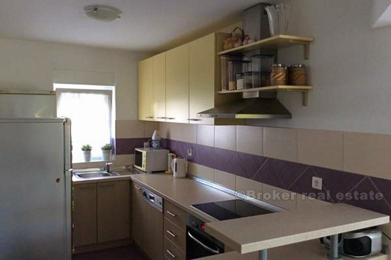 Umeblowany apartament z basenem, na sprzedaż