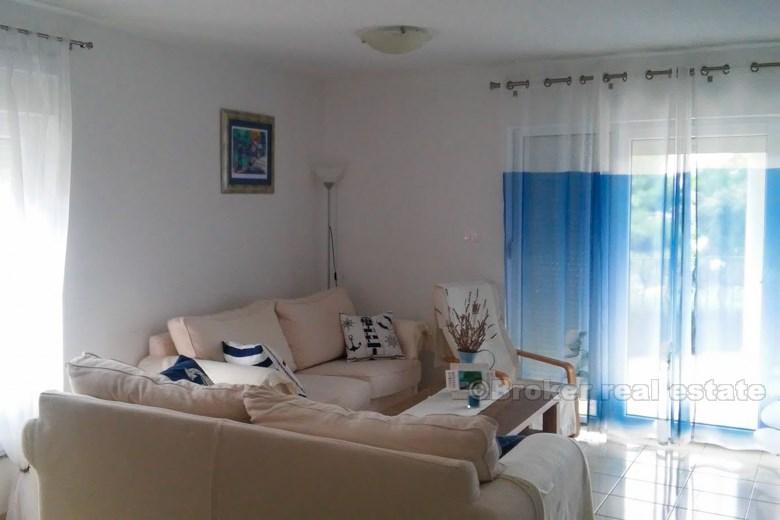 Umeblowany apartament z basenem, na sprzedaż