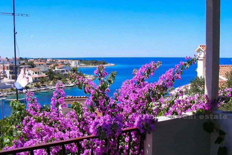 Maison de famille dans la deuxième rangée de la mer, à vendre