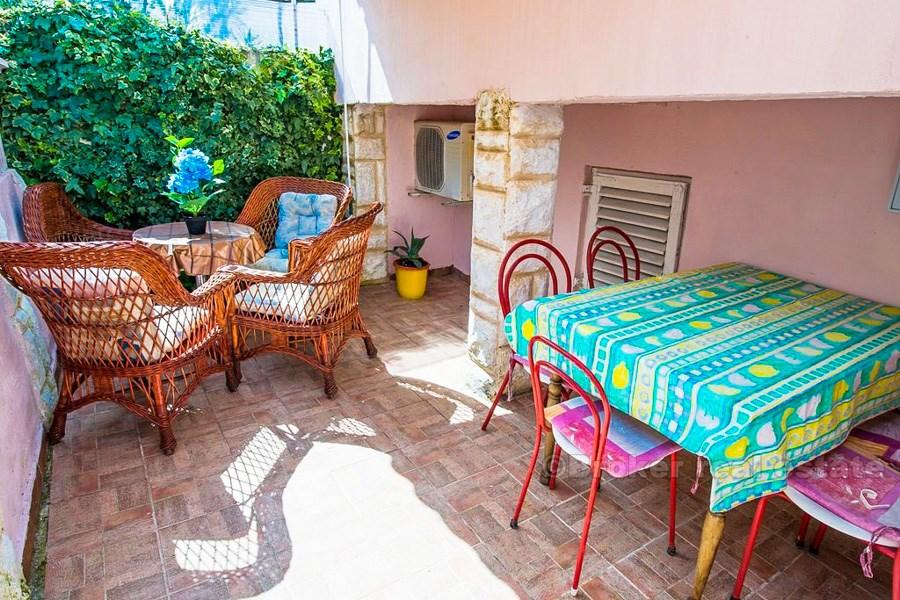 Frittliggende hus, ved sjøen, til salgs