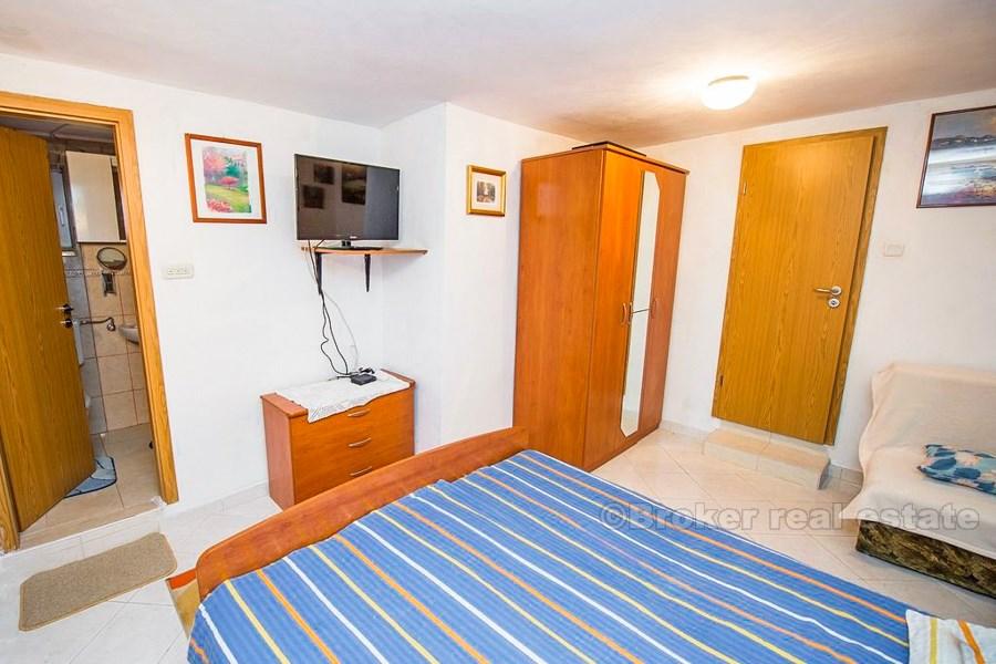 Frittliggende hus, ved sjøen, til salgs