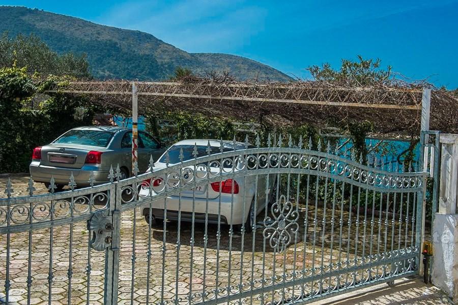 Frittliggende hus, ved sjøen, til salgs