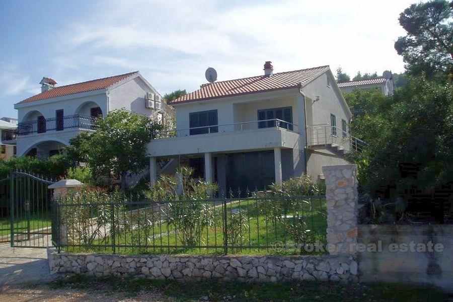 Lijepa novoizgrađena vila u 1. redu uz more