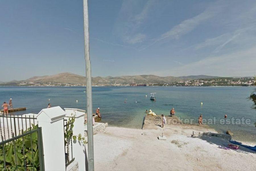 Nice newly built villa in 1st row by the sea