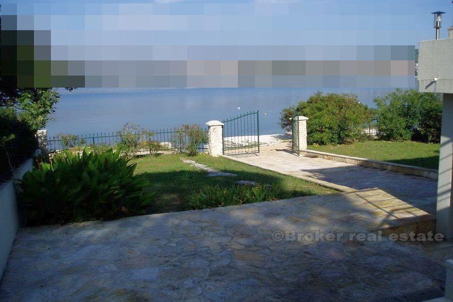 Nice newly built villa in 1st row by the sea