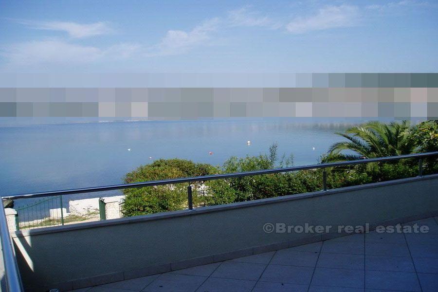 Schöne neu gebaute Villa in der 1. Reihe am Meer