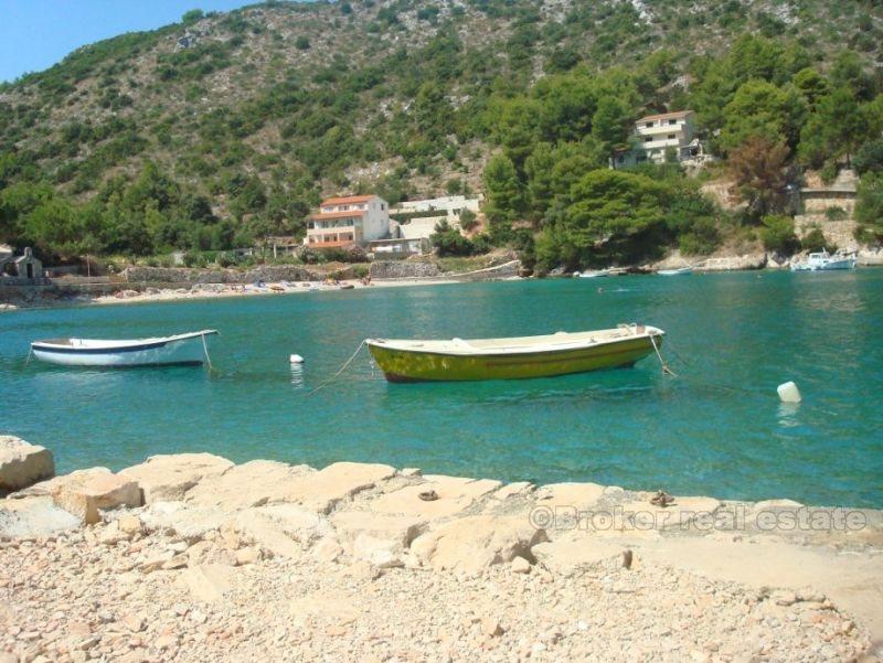 La vecchia casa in pietra nella baia
