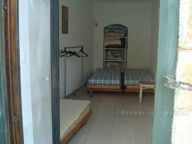 Starý kamenný dům v zátoce