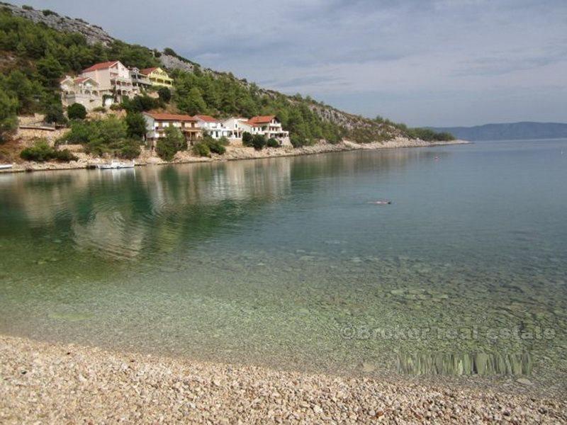 La vecchia casa in pietra nella baia