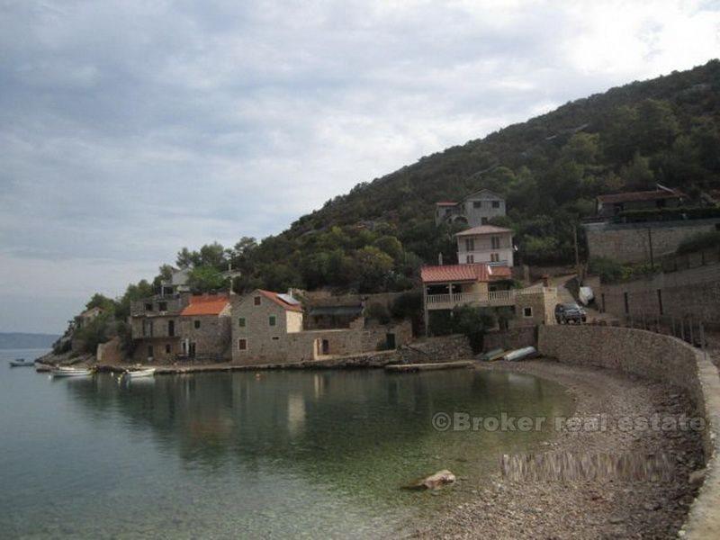 La vecchia casa in pietra nella baia