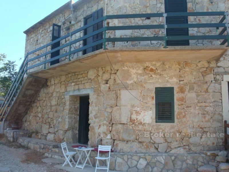 La vecchia casa in pietra nella baia