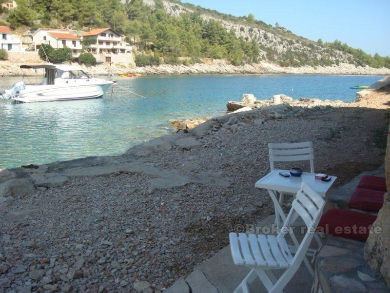 Det gamle steinhuset i bukta