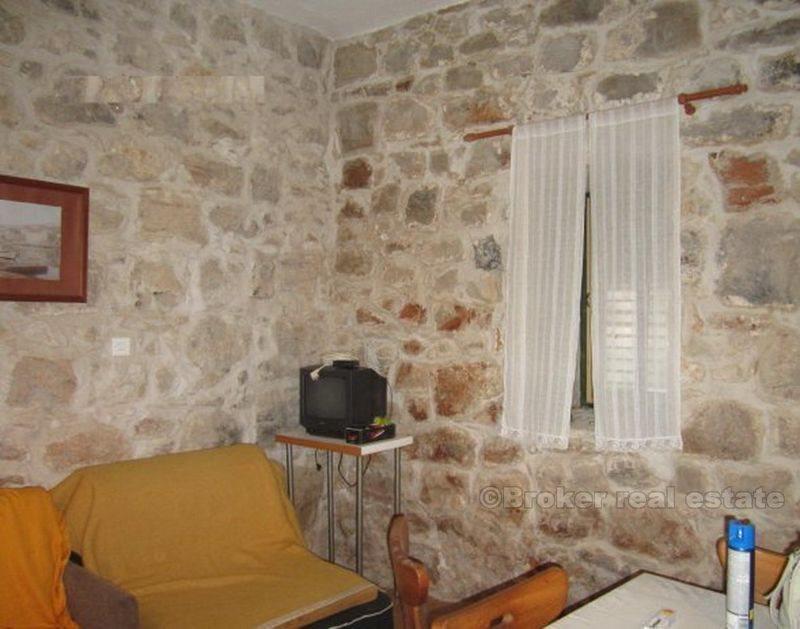 Старый каменный дом в бухте