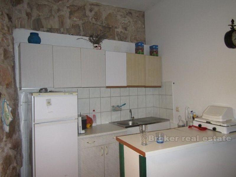 Stara kamena kuća u uvali