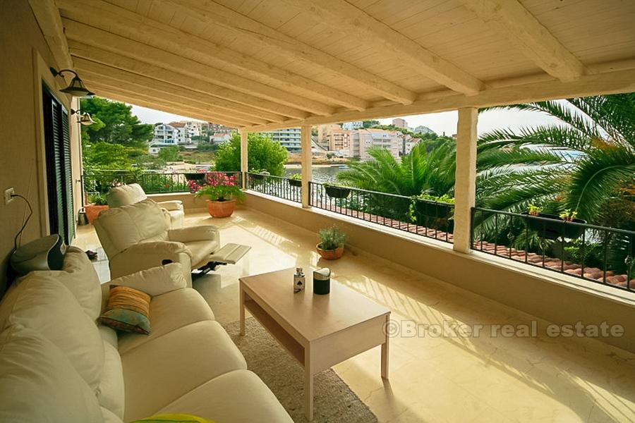 Première rangée de la mer, avec piscine, à vendre