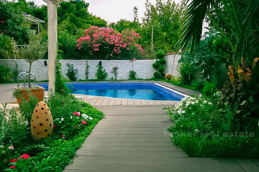 Première rangée de la mer, avec piscine, à vendre